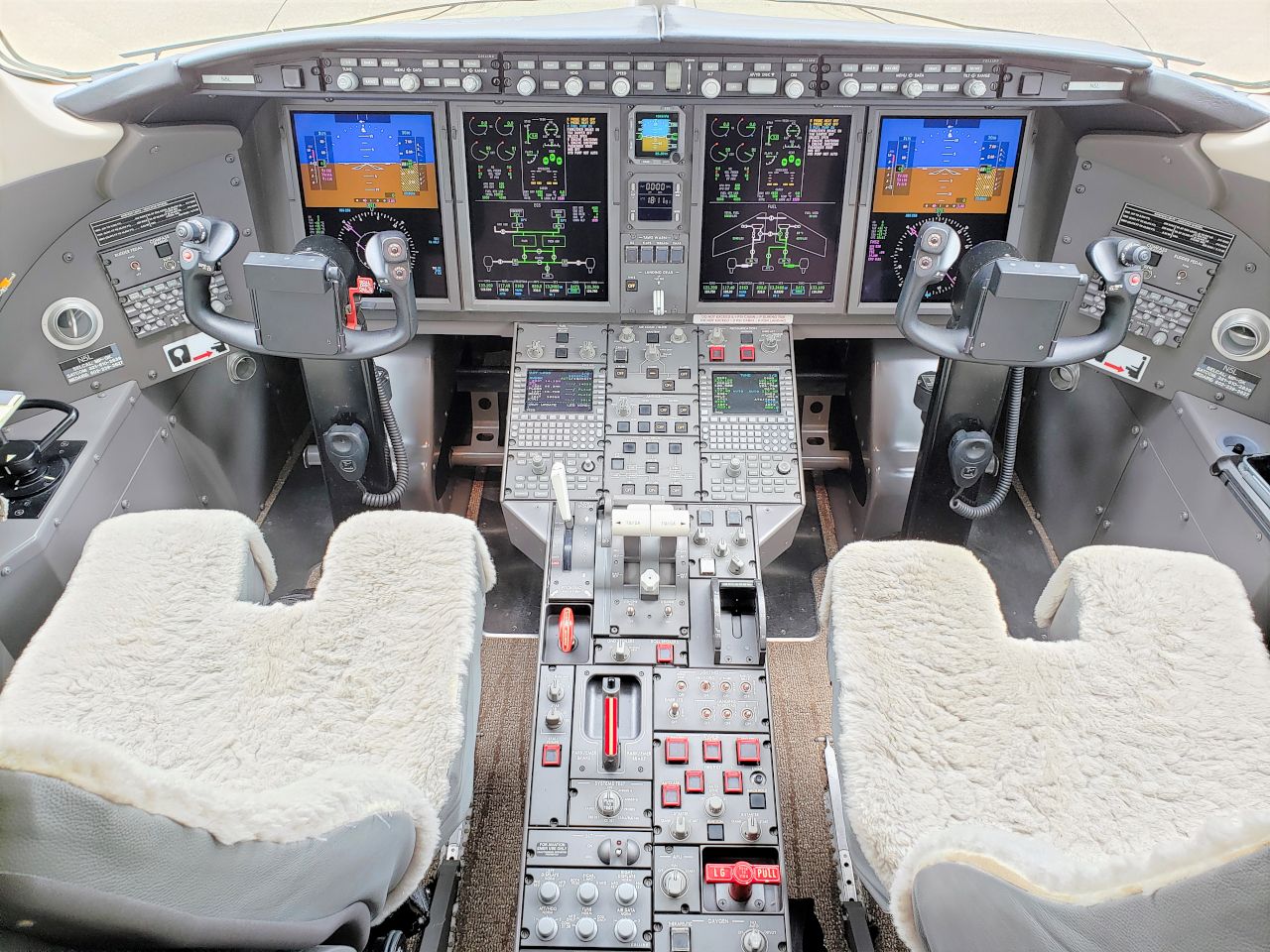 Bombardier Challenger 300 Cockpit