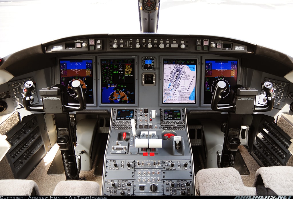 Bombardier Challenger 605 cockpit Bombardier Challenger 605 cockpit
