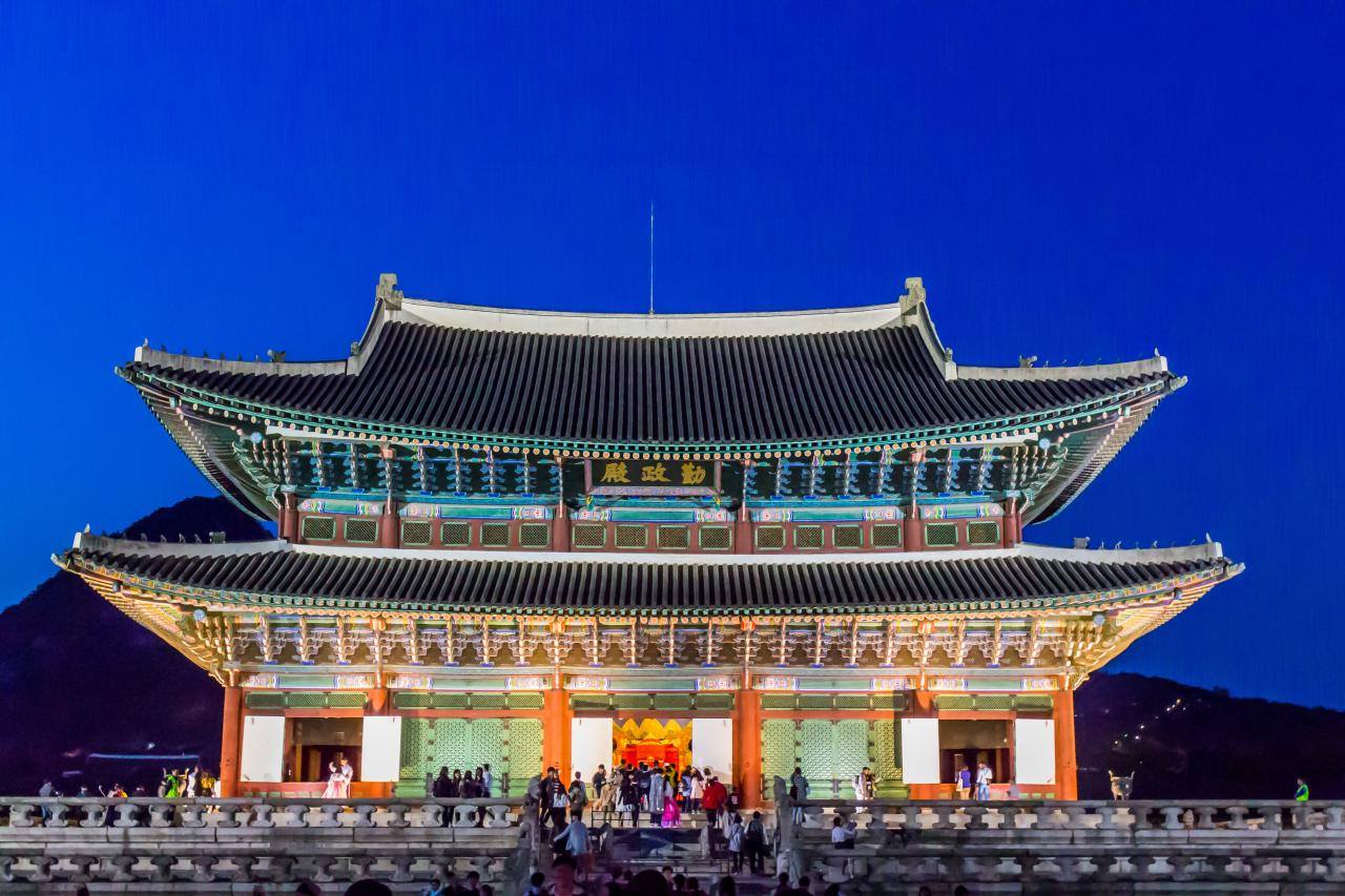 Gyeongbokgung Palace in Seoul. Fly Private to Seoul.